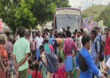 தலைமை ஆசிரியரை கண்டித்து கிராம மக்கள் சாலை மறியல்