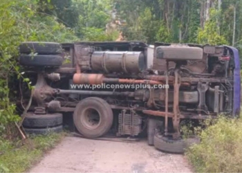 மலைச்சாலையில் தலைகுப்புற கவிழ்ந்த மண் லாரி