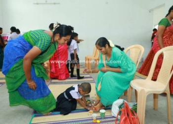 பள்ளி மாணவர்கள் தங்களது பெற்றோர் ஆசிரியர்களுக்கு பாதபூஜை