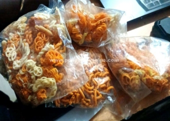 ஸ்னாக்ஸை குப்பை போன்று விற்பனை செய்யும் தனியார் பேக்கரி நிறுவனம்