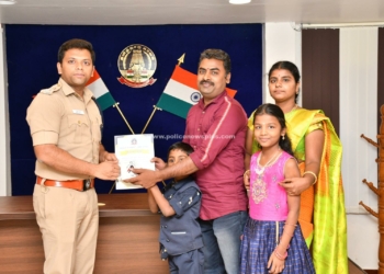 காவல்துறைக்கு உதவிய குடும்பங்களுக்கு பாராட்டு சான்றிதழ் வழங்கிய எஸ்.பி