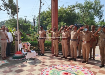 சுதந்திரம் தினத்தை முன்னிட்டு காவல் துறை சார்பாக கொடி ஏற்றும் விழா 
