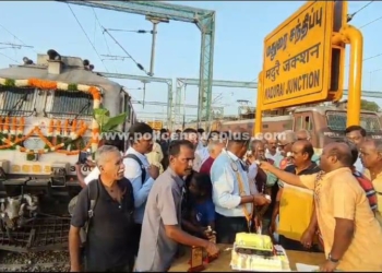 எக்ஸ்பிரஸ் ரயிலுக்கு 46-வது பிறந்தநாள் கேக் வெட்டி கொண்டாடிய ரயில் பயணிகள்