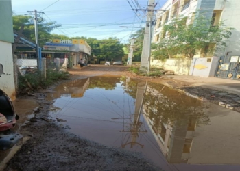 பலத்த மழையால் குளம் போல மாறிய கழிவு நீர் கால்வாய்