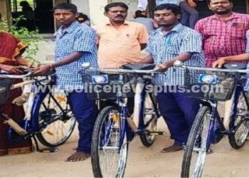 காரியாபட்டி அரசு மேல்நிலைப் பள்ளியில் மிதிவண்டிகள் வழங்குதல்