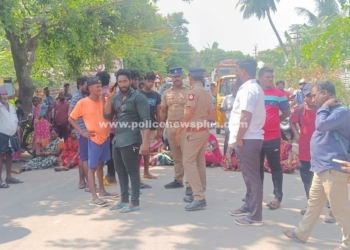 மின் கம்பம் உடைந்து விழுந்ததில் பெண்கள் குழந்தைக்கு காயம் உறவினர்கள் சாலை மறியல்