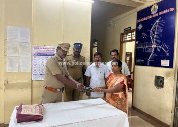 தங்க நகைகளை மீட்டு உரியவரிடம் ஒப்படைத்த போலீசார்