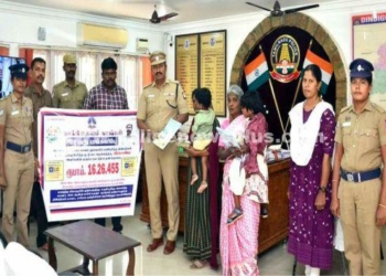 உயிர் நீத்த காவலர் குடும்பத்தினருக்கு பணம் அளித்த காவலர்கள்