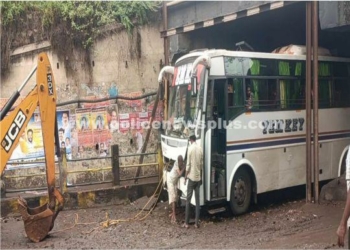 ரயில்வே சுரங்க பாதையில் தேங்கிய மழை நீரில் நின்ற சுற்றுலா பேருந்து பாதிப்பு