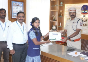 அரசு பள்ளி மாணவிகளுக்கு கல்வி உதவித்தொகை