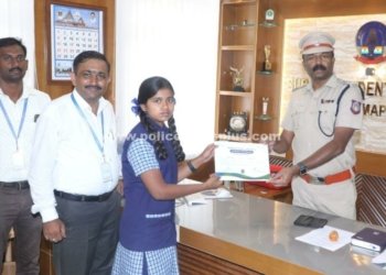 அரசு பள்ளி மாணவிகளுக்கு கல்வி உதவித்தொகை