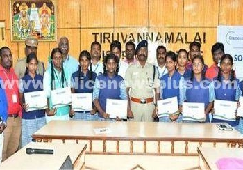 பள்ளியில் பயிலும்  மாணவிளுக்கு உதவித் தொகை வழங்கிய காவல் கண்காணிப்பாளர்