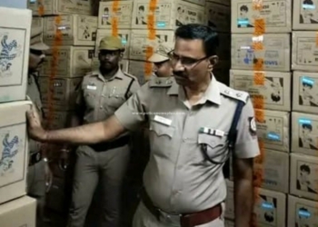 அளவுக்கு அதிகமாக பட்டாசுகளை பதுக்கி வைத்திருந்த வாலிபர்கள் கைது.