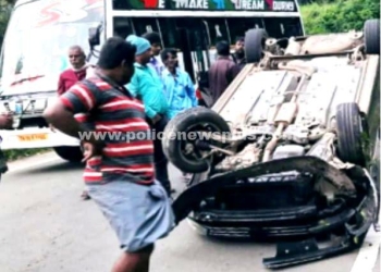 கார் கவிழ்ந்து 2 பேர் காயம்