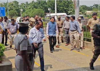 மதுரை விமான நிலையம் வந்தடைந்த தமிழக ஆளுநர்