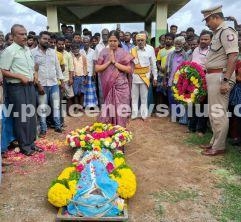 விபத்தில் மூளை சாவு அடைந்த அவருக்கு ஆட்சியர் அஞ்சலி செலுத்தினர்