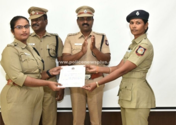 சிறப்பாக பணிபுரிந்த காவலர்களுக்கு S.Pசான்றிதழ் வழங்கினார்