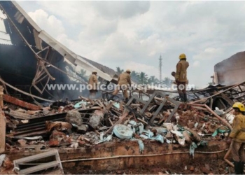 பேப்பர் குடோனில் தீ விபத்து