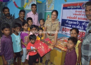 தீபாவளி பண்டிகையொட்டி காவல் ஆய்வாளர் சிறுவர் சிறுமிகளுக்கு பட்டாசு இனிப்பு வழங்கினார்