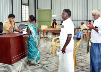 பொதுமக்களை நேரடியாக சந்தித்து அவர்களின் புகார் மனுக்களை பெற்ற S.P