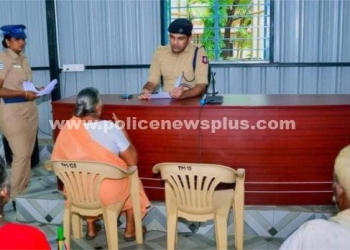 பொதுமக்களை நேரடியாக சந்தித்து அவர்களின் புகார் மனுக்களை பெற்ற S.P