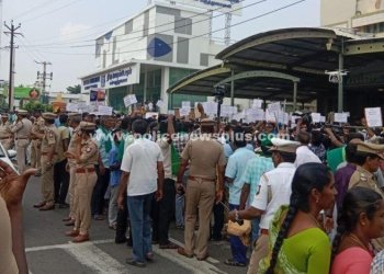 கான்கிரீட் போடும் திட்டத்தை உடனடியாக ரத்து செய்ய விவசாயிகள் கோஷங்களை எழுப்பி நடைபயணம்