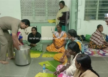 வெள்ளத்தில் இருந்து மீட்கப்பட்டு பொது மக்களுக்கு S.Pஉத்தரவுப்படி அனைவருக்கும் உணவு