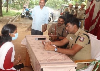 பொதுமக்களை சந்தித்து அவர்ளின் மனுக்களை பெற்ற S.P