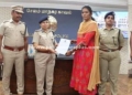 சிறப்பாக பணியாற்றி காவலர்களுக்கு மாநகர காவல் ஆணையாளர் சான்றிதழ்