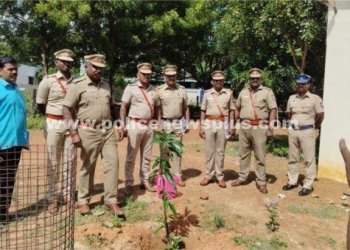 காவல் நிலையத்தில் மரக்கன்றுகள் நடும் நிகழ்ச்சி