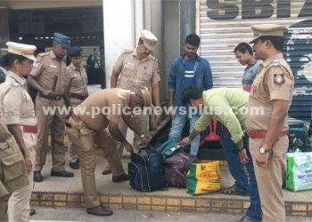 ரயில் நிலையத்தில் காவலர்கள் அதிரடி சோதனை