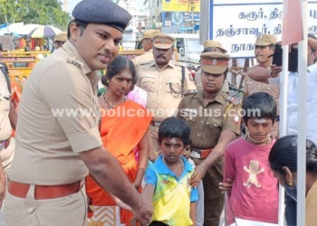 குழந்தை பக்தர்களுக்கு ஸ்டிக்கர் ஒட்டிய S.P