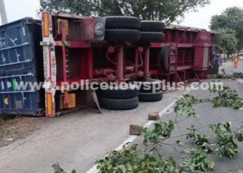 கண்டெய்னர் லாரி கவிழ்ந்து விபத்து