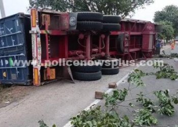 கண்டெய்னர் லாரி கவிழ்ந்து விபத்து