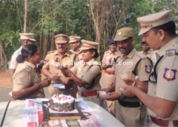 காவல்துறையினருடன் இனிப்பு வழங்கிய புத்தாண்டை கொண்டாடிய S.P