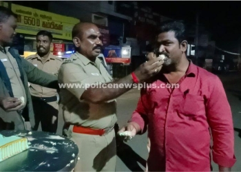 புத்தாண்டை ஒட்டி ரோந்து பணியின் போது வாகன ஓட்டிகளுக்கு சர்ப் ரைஸ் கொடுத்த துணை கண்காணிப்பாளர்