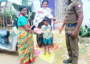 சிறுவனை பாராட்டிய காவல்துறையினர்