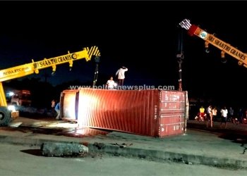 கண்டனர் லாரி இயக்கியதால் விபத்து