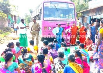 பெண்கள்அரசு பேருந்தை சிறை பிடித்து சாலை மறியில் போராட்டம்