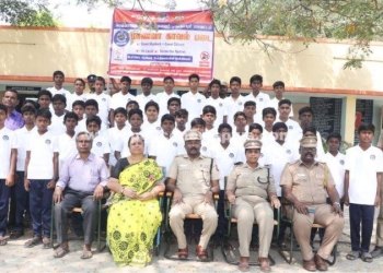 காவலர்கள் மாணவர்களிடையே கலந்துரையாடல்