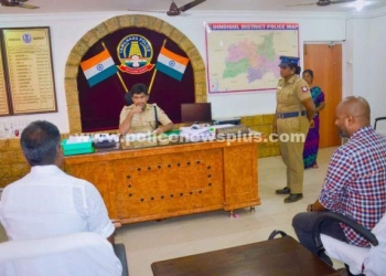 பொதுமக்களை நேரடியாக சந்தித்து அவர்களின் மனுக்களை பெற்ற S.P