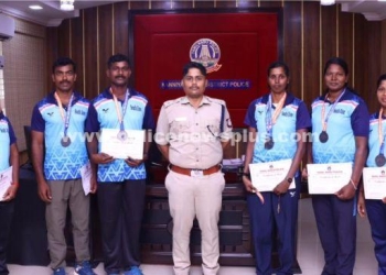 விளையாட்டு போட்டிகளில் வெற்றி பெற்ற காவலர்களை பாராட்டிய S.P