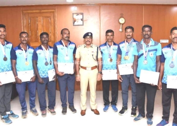 வெண்கல பதக்கம் வென்ற காவலர்களுக்கு காவல் ஆணையர் பாராட்டு