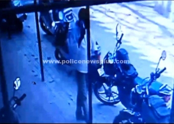 மாவட்ட  ஆட்சியர் வளாகத்தில் அரசு அலுவலரின் இருசக்கர வாகனம் திருட்டு