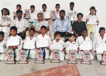 மாநில அளவிலான கராத்தே போட்டி பள்ளி மாணவர்கள் பங்கேற்பு