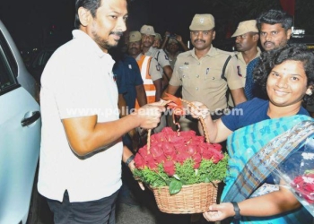 உதயநிதிஸ்டாலினை வரவேற்ற சிவகங்கை கலெக்டர்