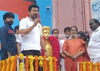 விளையாட்டுத்துறை அமைச்சர் மாலை அணிவித்து மரியாதை