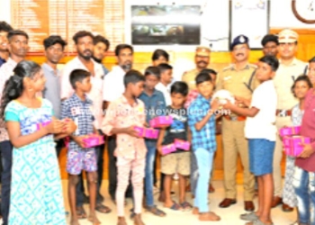 சிறுவர்களுக்கு விளையாட்டு பொருட்களை வழங்கிய காவல் ஆணையர்