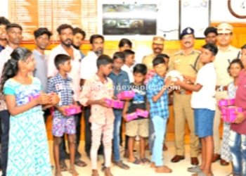 சிறுவர்களுக்கு விளையாட்டு பொருட்களை வழங்கிய காவல் ஆணையர்