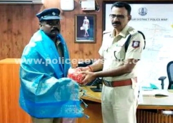 காவலரை பாராட்டிய S.P